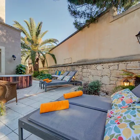 Villa Luxury 5br With Jacuzzi, Garden & Dining *
