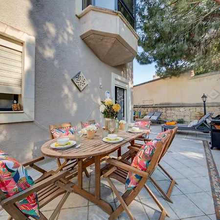 Luxury 5br With Jacuzzi, Garden & Dining