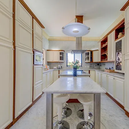 Luxury 5br With Jacuzzi, Garden & Dining *