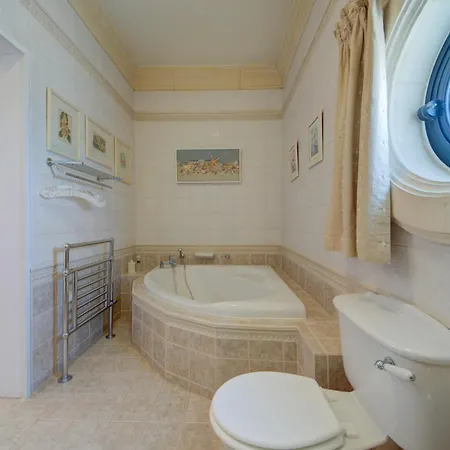 Luxury 5br With Jacuzzi, Garden & Dining *