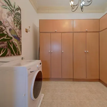 Luxury 5br With Jacuzzi, Garden & Dining Villa *