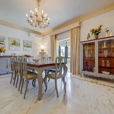 Villa Luxury 5br With Jacuzzi, Garden & Dining