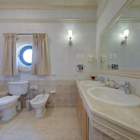 Villa Luxury 5br With Jacuzzi, Garden & Dining