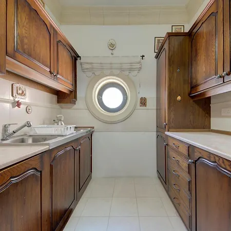 Villa Luxury 5br With Jacuzzi, Garden & Dining