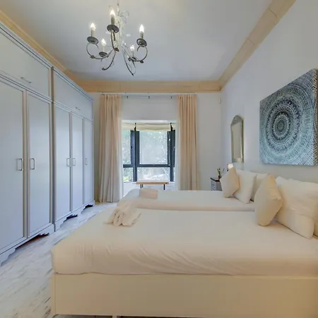 Luxury 5br With Jacuzzi, Garden & Dining Villa *