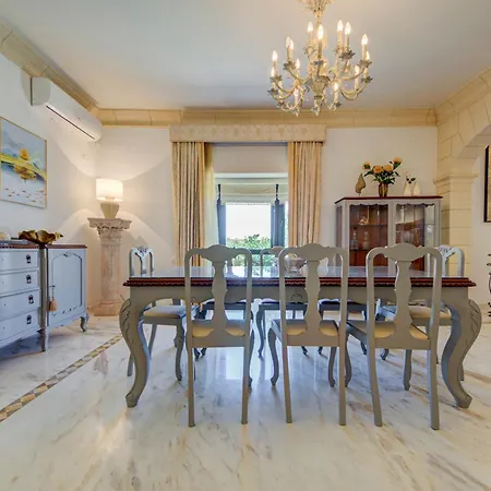 Luxury 5br With Jacuzzi, Garden & Dining Villa *