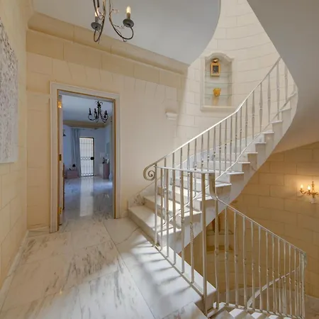 Luxury 5br With Jacuzzi, Garden & Dining Villa