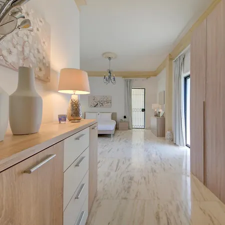 Luxury 5br With Jacuzzi, Garden & Dining Villa *