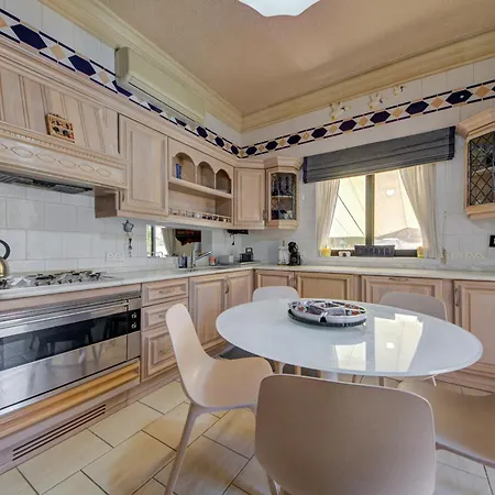 Luxury 5br With Jacuzzi, Garden & Dining