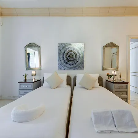 Villa Luxury 5br With Jacuzzi, Garden & Dining