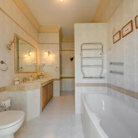 Luxury 5br With Jacuzzi, Garden & Dining Villa *