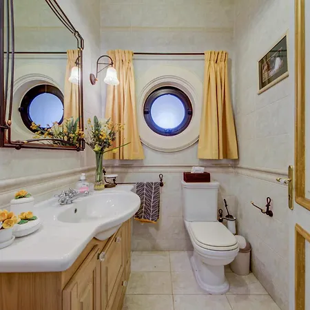 Luxury 5br With Jacuzzi, Garden & Dining Vilă