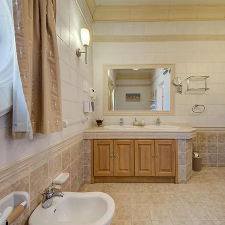 Villa Luxury 5br With Jacuzzi, Garden & Dining *