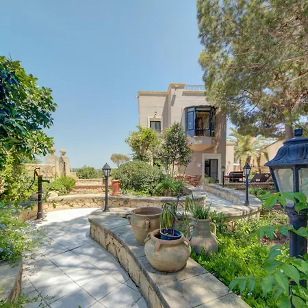 Villa Luxury 5br With Jacuzzi, Garden & Dining