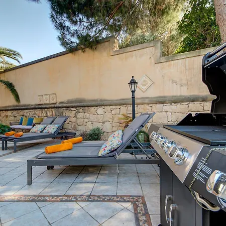Villa Luxury 5br With Jacuzzi, Garden & Dining