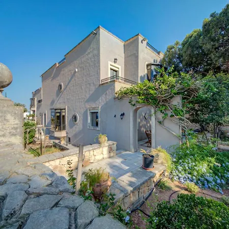 Villa Luxury 5br With Jacuzzi, Garden & Dining