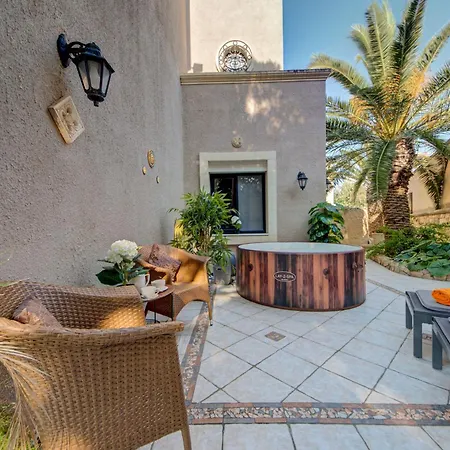 Villa Luxury 5br With Jacuzzi, Garden & Dining