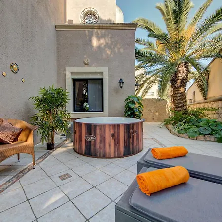 Luxury 5br With Jacuzzi, Garden & Dining Villa *