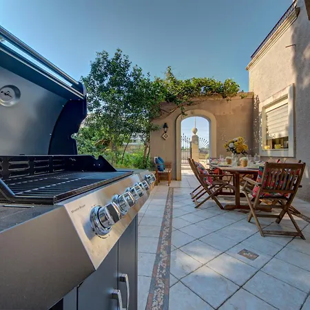 Luxury 5br With Jacuzzi, Garden & Dining Villa *