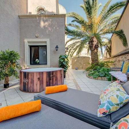 Luxury 5br With Jacuzzi, Garden & Dining Vilă